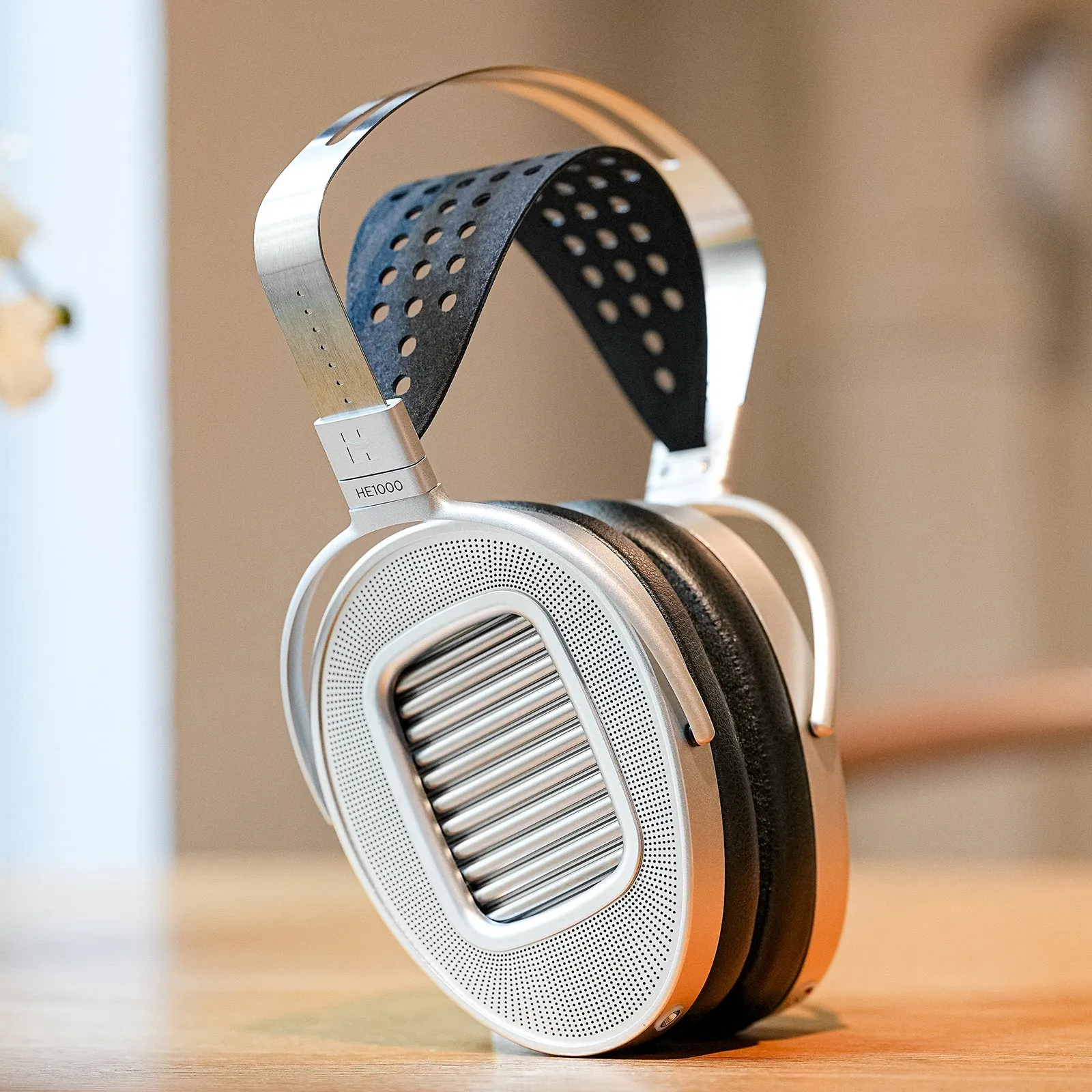Slušalke HiFiMan HE1000 Unveiled na leseni pisalni mizi